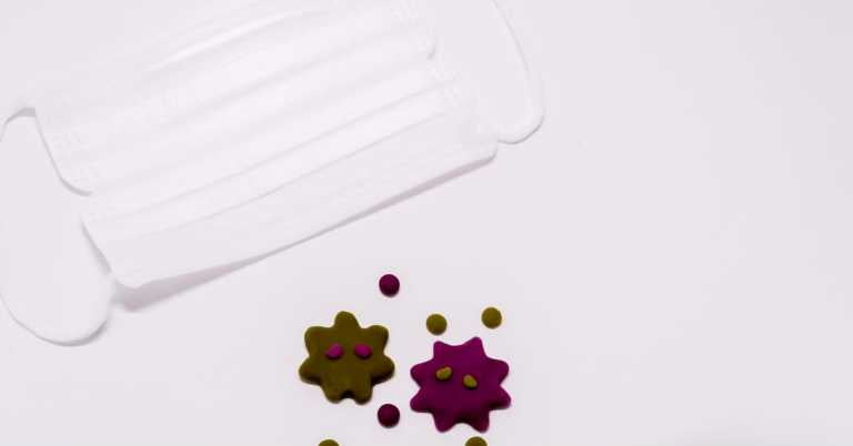 Read more about the article 口罩戴不戴？安親去不去？營隊參不參加？李佳燕醫師給家長的把關守則