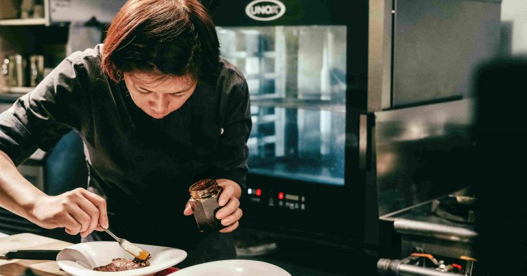 Read more about the article 【自我實現者】火裡來火裡去，專業料理人的試煉之路有態度的料理人——訪 拾穗主廚 呂甯期