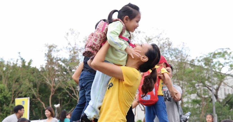 Read more about the article 我的小孩很黏人怎麼辦？《教養解憂柑仔店》：試著主動對小孩示愛，給足安全感