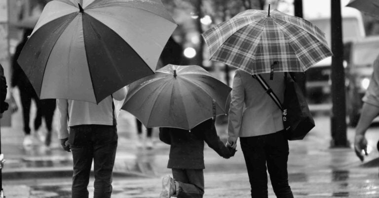 Read more about the article 媽媽不認同爸爸的教養方式，怎麼辦？《教養解憂柑仔店》：試著從「我們都是為了孩子好」出發