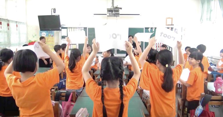 Read more about the article 看完示範教學影片，一位家長的心聲「這樣的雙語我不敢要」