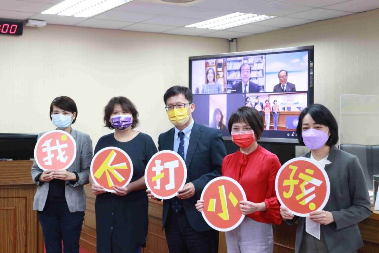 Read more about the article 「我其實也想正向教養」──問卷裡的家長心聲，與來自立委與學者的意見