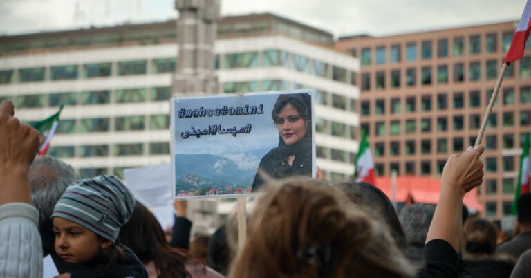 Read more about the article 戰火下孩子的聲音 —談《我在伊朗長大》