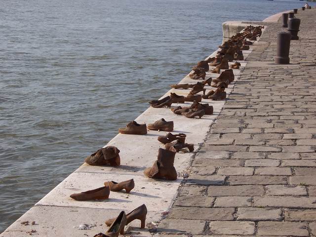 調整大小Budapest_jewish_WWII_memorial_shoes_on_river_bank記憶與遺忘