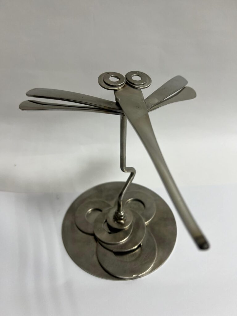 邱嬴洲《蜓挺屹立》